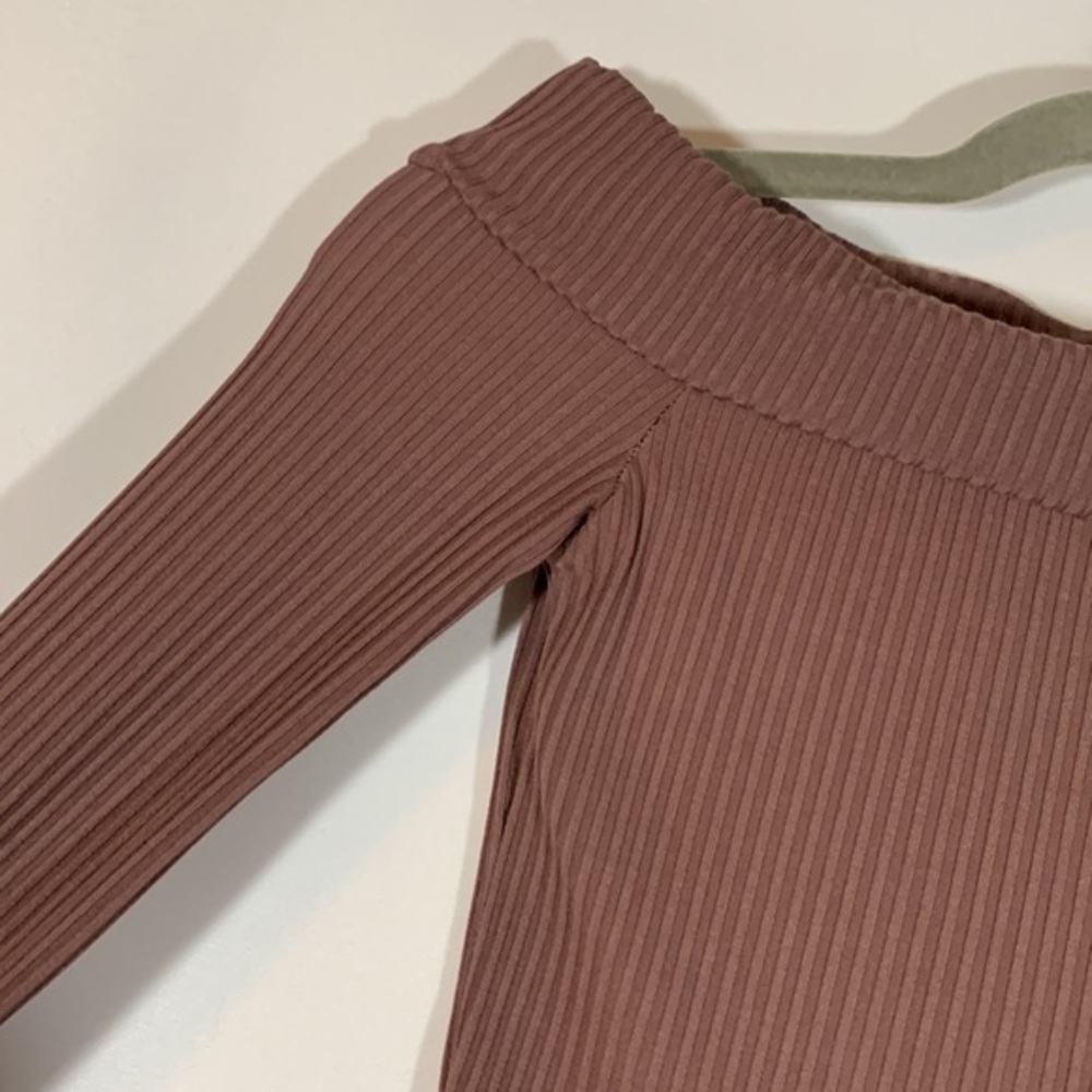 Wilfred Brown Ribbed Off Shoulder Long Sleeve Crop Top - Picture 2 of 6